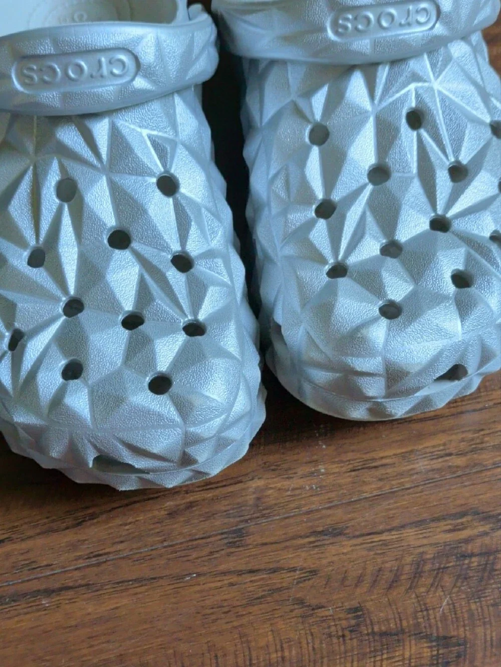 CROCS Geometric Textured Clog in Silver